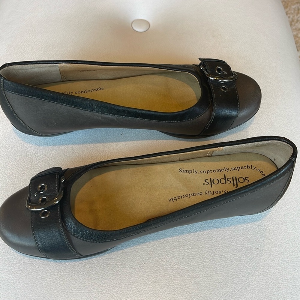 SOFTSPOTS Women’s Flats - Size 8.5M